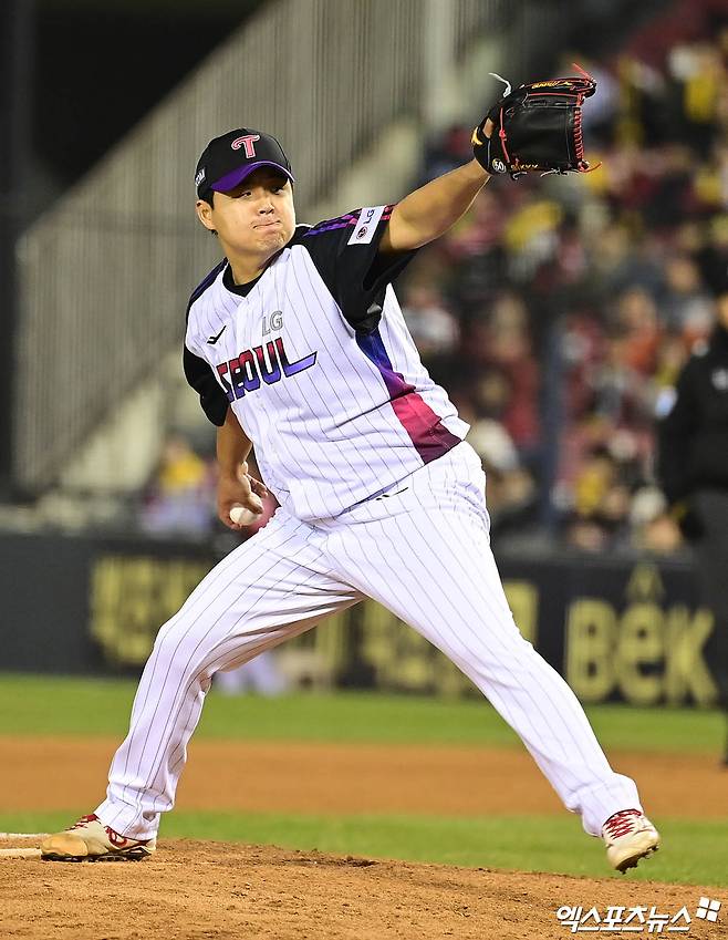 LG 트윈스 장현식이 경기에 등판해 투구하고 있다. 엑스포츠뉴스 DB