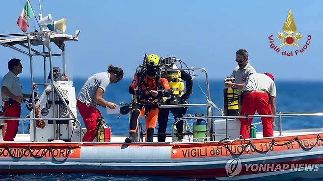 지난해 8월 베이지언호 실종자 수색 작업에 나선 잠수부들 [EPA 연합뉴스 자료사진. 이탈리아 소방대 제공. 재판매 및 DB 금지]