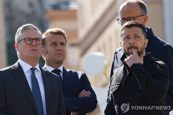 키이우 독립광장에서 대화하는 영국·프랑스·독일·우크라이나 정상(왼쪽부터) [로이터 연합뉴스. 재판매 및 DB 금지]