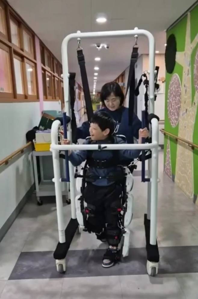 로봇 보행 연습을 하는 송은성군 [한사랑학교 제공. 재판매 및 DB 금지]