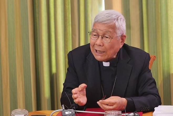 유흥식 추기경 (바티칸=연합뉴스) 신창용 특파원 = 교황청 성직자부 장관인 유흥식 추기경이 9일(현지시간) 교황청 성직자부 청사에서 한국 취재진과 간담회를 하고 있다. 2025.05.09 changyong@yna.co.kr