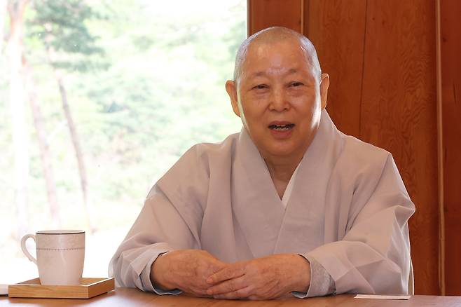 연합뉴스와 인터뷰하는 계호스님 (서울=연합뉴스) 강민지 기자 = 진관사 회주 계호스님이 4월 23일 서울 은평구 소재 진관사에서 연합뉴스와 인터뷰를 하고 있다. 2025.5.11
    mjkang@yna.co.kr