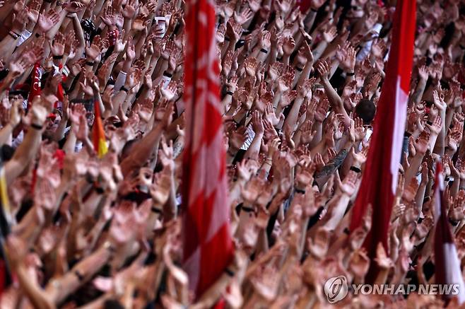 기뻐하는 뮌헨 팬들 [EPA=연합뉴스]