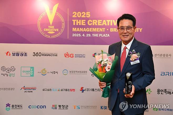 울주군, '대한민국 창조경영' 수상 (울산=연합뉴스) 29일 울산시 울주군이 서울 중구 더플라자호텔에서 열린 '대한민국 창조경영 2025' 시상식에서 미래혁신도시 부문을 수상한 가운데 이순걸 울주군수가 시상식 후 기념촬영을 하고 있다.2025.4.29 [울주군 제공.재판매 및 DB 금지] young@yna.co.kr