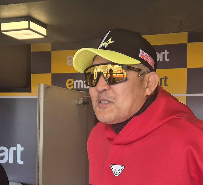 SSG 랜더스 이숭용 감독 (인천=연합뉴스) 김경윤 기자 = 이숭용 SSG 랜더스 감독이 11일 인천SSG랜더스필드에서 열리는 2025 프로야구 KIA 타이거즈와 더블헤더 1차전을 앞두고 인터뷰하고 있다. 2025.5.11. cycle@yna.co.kr