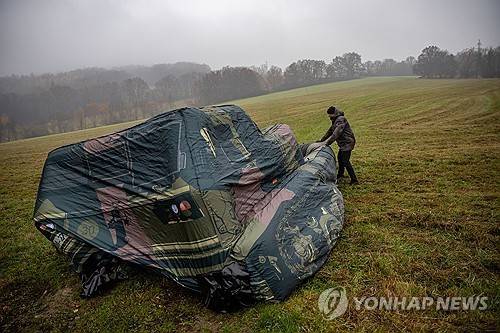 체코에서 시연된 M270 다연장로켓포(MLRS) 디코이 (체코 데킨 EPA=연합뉴스) 2024년 11월 11일 체코 데킨에서 방위산업체 인플라테크에 의해 시연된 M270 다연장로켓포(MLRS) 디코이. (EPA/MARTIN DIVISEK) 2025.5.11.