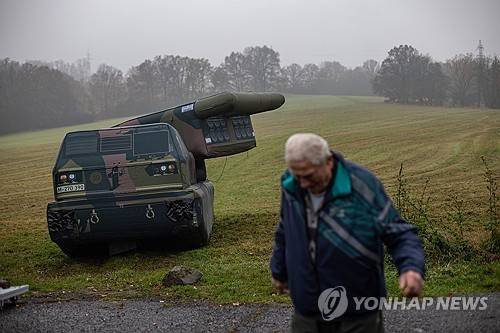 M270 다연장로켓포(MLRS) 디코이 (체코 데킨 EPA=연합뉴스) 2024년 11월 11일 체코 데킨에서 방위산업체 인플라테크에 의해 시연된 M270 다연장로켓포(MLRS) 디코이. (EPA/MARTIN DIVISEK) 2025.5.11.
