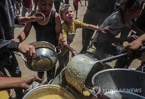 음식 받으려는 가자지구 어린이 [EPA=연합뉴스 자료사진]