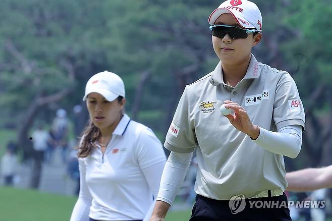 아람코 챔피언십 3R 첫 홀 김효주 (고양=연합뉴스) 김병만 기자 = 11일 경기도 고양시 뉴코리아CC에서 열린 레이디스 유러피언투어(LET) 아람코 챔피언십 3라운드에서 김효주가 갤러리들에게 인사하고 있다. 
    2025.5.11 kimb01@yna.co.kr