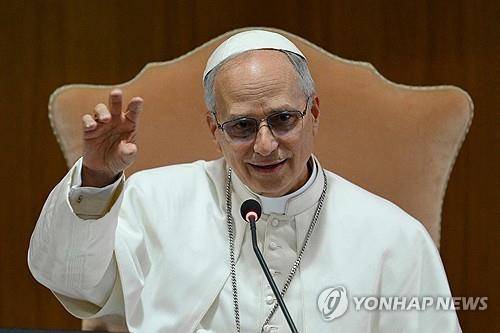 레오 14세 교황  (바티칸 AFP=연합뉴스) 레오 14세 교황이 10일(현지시간) 바티칸 시노드홀에서 추기경들에게 연설하고 있다. 2025.05.10 photo@yna.co.kr [바티칸 미디어 제공. 재판매 및 DB 금지]