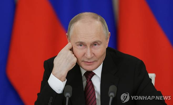 11일(현지시간) 기자회견하는 블라디미르 푸틴 러시아 대통령 [EPA/크렘린풀 연합뉴스. 재판매 및 DB 금지]