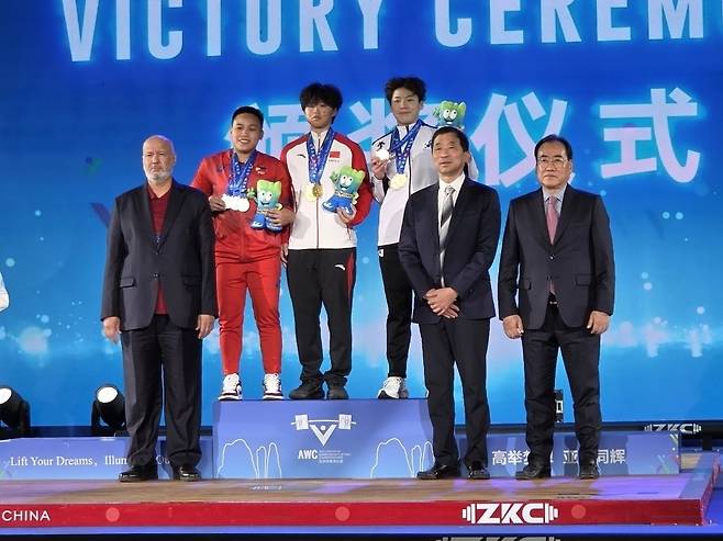 문민희, 아시아역도선수권 여자 64㎏급 3위 (서울=연합뉴스) 문민희(뒷줄 오른쪽)가 11일 중국 장산에서 열린 2025 아시아역도선수권대회 여자 64㎏급에서 3위에 오른 뒤 기념 촬영하고 있다. [대한역도연맹 제공. 재판매 및 DB금지]