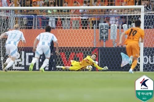 울산 골키퍼 조현우의 페널티킥 선방 장면. [한국프로축구연맹 제공. 재판매 및 DB 금지]