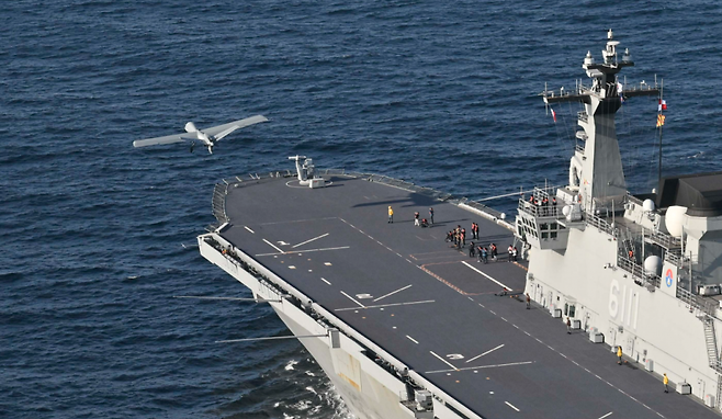 독도함에서 단거리 이착륙 테스트중인 그레이이글 STOL