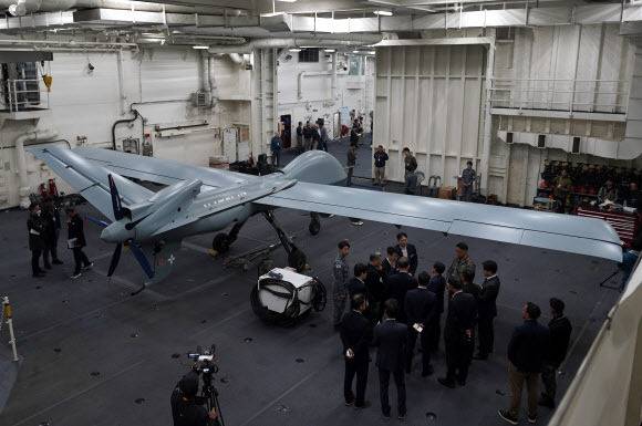 독도함에 적재중인 그레이이글