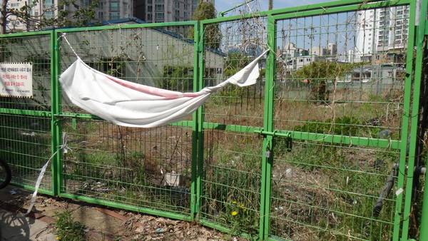 대한체육회 소유인 하남 신장동의 옛 ‘신장테니스장’이 6년째 방치되면서 도심 내 흉물로 전락하고 있다. 테니스장 출입구가 굳게 닫혀있다. 2025.5.12 하남/문성호기자 mooon23@kyeongin.com