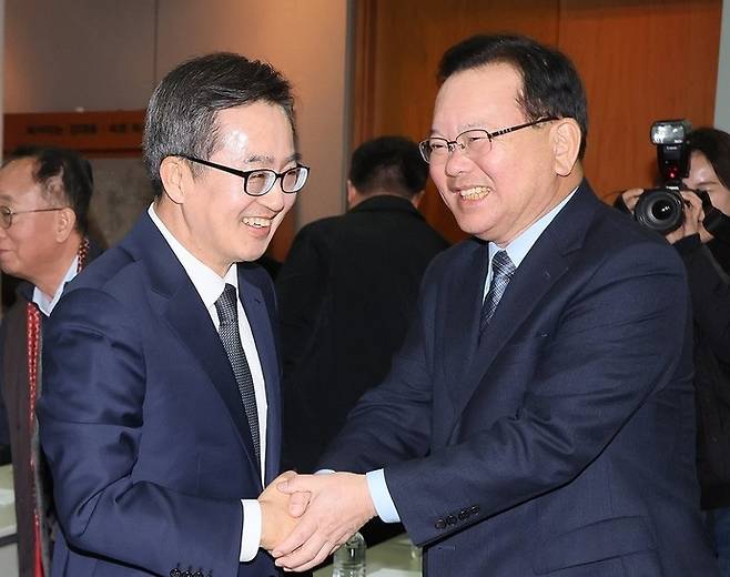 김부겸 전 국무총리(오른쪽)와 김동연 경기도지사가 지난 3월 5일 서울 마포구 김대중도서관에서 열린 일곱번째나라LAB ·포럼 사의재 공동 심포지엄에서 만나 인사를 나누고 있다. 연합뉴스