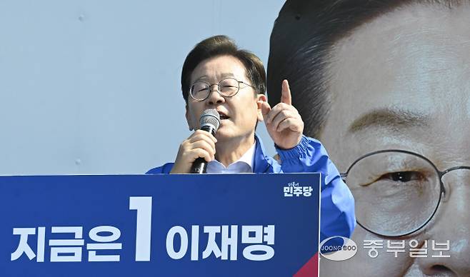 이재명 더불어민주당 대선 후보가 12일 오후 화성 동탄센트럴파크 음악분수 중앙광장서 집중 유세를 통해 유권자들에 지지를 호소하고 있다. 임채운기자.