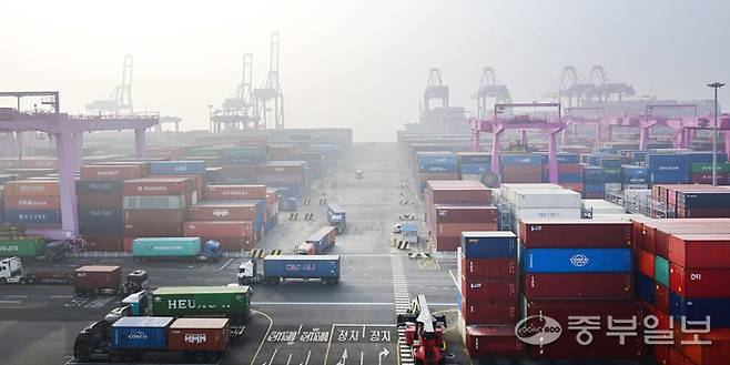 인천시 연수구 인천신항 컨테이너 터미널에 수출 대기중인 컨테이너들이 쌓여 있다.정선식기자