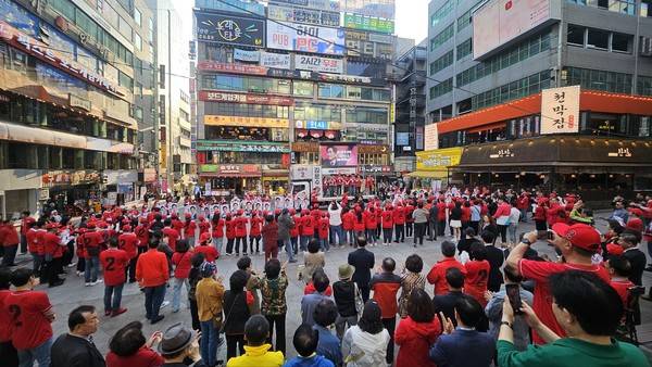 12일 인천 남동구 로데오거리서 열린 국민의힘 인천 선거대책위원회 출정식에 정당 관계자들과 지지자들이 모여 결의를 다지고 있다. [사진 = 김예빈 기자]