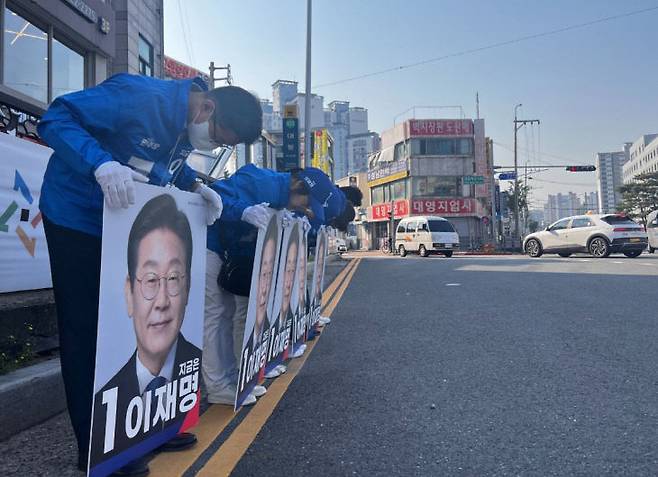 6월 3일 대통령 선거 공식 선거운동이 시작된 12일 오전 7시 30분 북대전 IC에서 진행된 더불어 민주당 출근길 인사. (사진= 황정아 대전 유성구을 의원 페이스북)