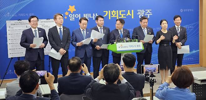 광주광역시장과 교육감, 5개 자치구청장들이 제21대 대통령선거 공식 선거운동 개시일인 12일, 시민의 적극적 투표 참여를 위한 공동 실천을 선언했다.사진은 광주시청사 5층 브리핑실에서 실천선언 발표를 준비하고 있는 모습. /김성빈 기자 ksb@namdonews.com