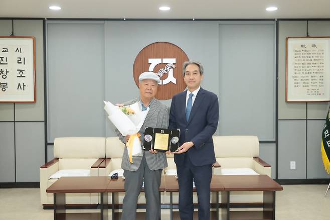 이종목 전남대 심리학과 명예교수가 지난 9일 전남대에 1억300만원 발전기금을 기부한 뒤 이근배 전남대 총장으로부터 감사패를 받고 있다. /전남대 제공