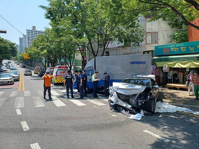 12일 오전 11시 27분께 울산 남구 동서오거리에서 SUV가 중앙선을 침범해 반대 차선 승용차와 충돌하는 사고가 났다. 울산소방본부 제공