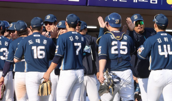 지난 4일 부산 사직야구장에서 열린 2024 프로야구 NC-롯데 경기에서 NC가 9-6으로 롯데를 이긴 후 승리의 기쁨을 나누고 있다. 연합뉴스