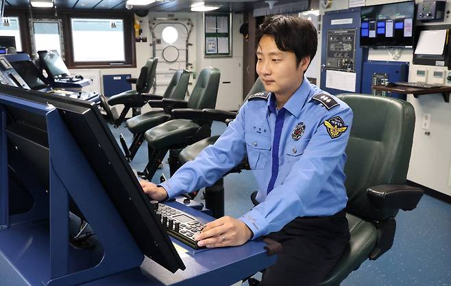 독도경비함정 3017함에서 ‘눈’ 역할을 하는 항해를 담당하는 첫째 아들 박정환경사./동해해경제공