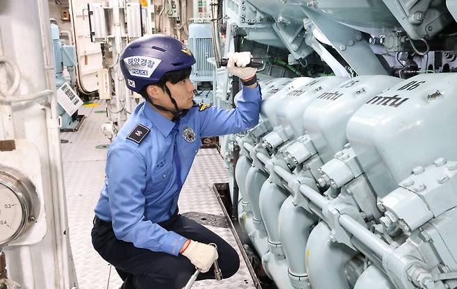 둘째 아들 박진수 순경은 선박의 심장인 기관을 담당하고 있다./동해해경