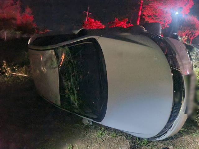 11일 오후 11시께 거제시 하청면 덕곡리 도로에서 20대 외국인이 몰던 K5 차량이 인근 밭으로 추락해 운전자가 숨졌다. 거제경찰서 제공