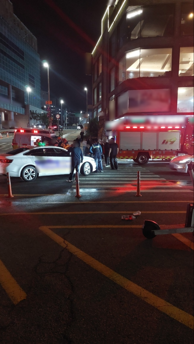 11일 오후 10시 10분께 부산 해운대구 중동 미포 해변 인근 도로에서 택시가 행인을 치어 2명이 경상을 입었다. 해운대경찰서 제공