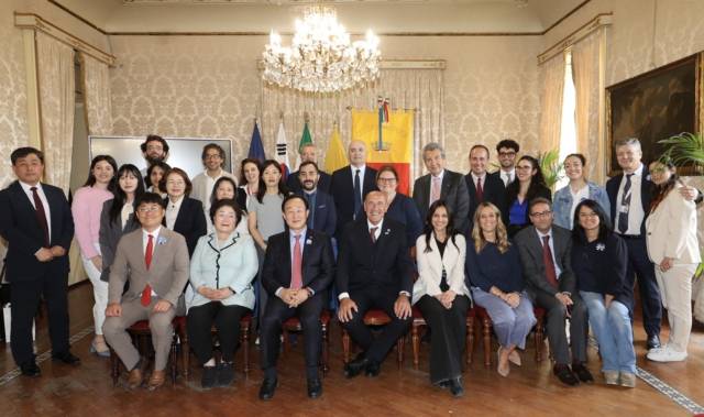 통영시는 지난 9일(현지 시각) 나폴리 현지 시청사에서 우호교류 협정을 체결했다. 협정식에는 천영기 통영시장과 배도수 통영시의회 의장 등 통영시 대표단 6명과 가에타노 만프레디 나폴리시장, 빈첸자 아마토 시의장, 다리오 스카렐라 주나폴리 대한민국 명예 영사, 안드레아 데 베네디티스 나폴리 동양학 대학 한국학과 책임교수 등 나폴리 관계자 50여 명이 함께했다. 통영시 제공