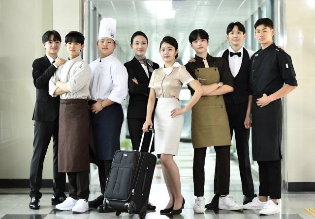 부산관광고 재학생들이 각자 전공 분야를 상징하는 복장을 입은 채 자세를 취하고 있다. 부산관광고 제공