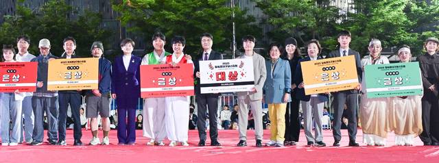 2025 파워풀대구페스티벌 퍼레이드에서 수상한 팀들이 기념사진을 찍고 있다. 대구시 제공