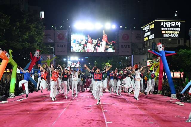 2025 파워풀페스티벌 퍼레이드에서 영예의 대상을 차지한 대경대학교 꽃피우리팀. 대구시 제공
