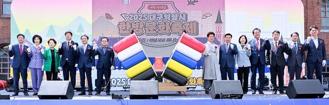 대구약령시 한방문화축제 개막식에 홍성주 대구시경제부시장, 이만규 대구시의회의장, 류구하 대구중구청장 등이 개막을 축하하고 있다. 대구시 제공.