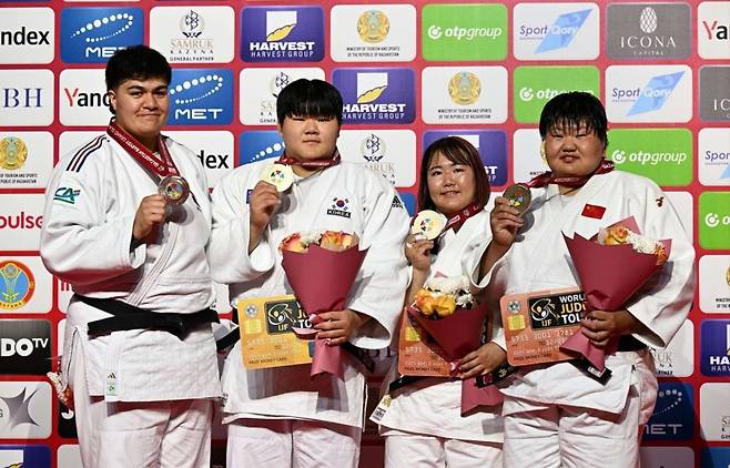 남녕고 이현지(왼쪽에서 두 번째)가 IJF 카자흐스탄 바리시 그랜드슬램 2025에서 금메달을 따낸 후 기념사진을 찍고 있다.