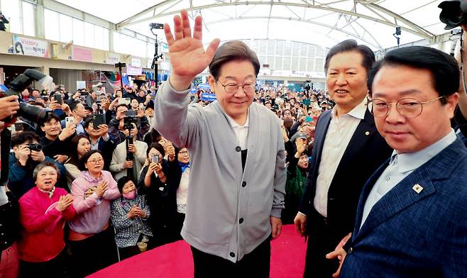 남도문화벨트 골목골목 경청투어에 나선 이재명 더불어민주당 대선 후보가 11일 전남 강진군 강진읍 강진오감통시장을 찾아 지지자들과 인사하고 있다.(사진=연합뉴스)