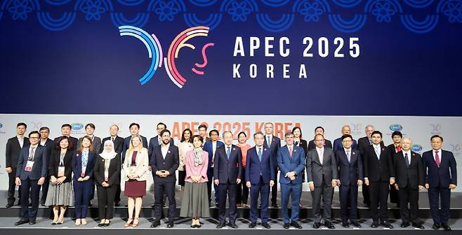 12일 제주 국제컨벤션센터에서 열린 APEC 노동장관회의에서 회원 경제체 대표들이 기념 촬영을 하고 있다.(사진=고용노동부)