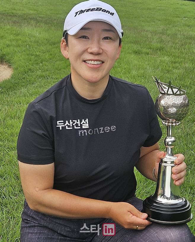 신지애가 일본여자프로골프(JLPGA) 투어 메이저 대회 월드레이디스 챔피언십 살롱파스컵에서 우승한 뒤 트로피를 들고 포즈를 취하고 있다. (사진=신지애 현지 매니지먼트)