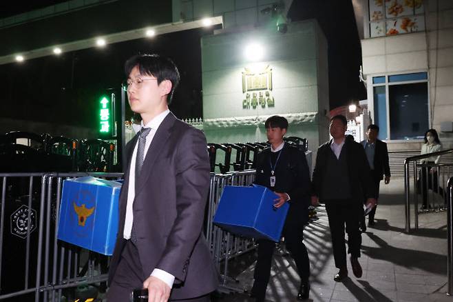 대통령실 압수수색을 시도한 경찰청 국가수사본부 비상계엄 특별수사단이 지난달 16일 서울 용산 대통령실 청사 민원실 출입구로 나오고 있다. (사진=연합뉴스)