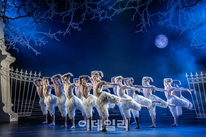 매튜 본 ‘백조의 호수’의 한 장면. (사진=LG아트센터)
