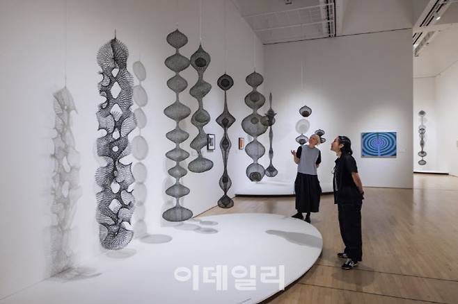 샌프란시스코 현대미술관(SFMOMA)은 조형예술계의 거장 루스 아사와(Ruth Asawa)의 첫 사후 회고전을 개최한다.