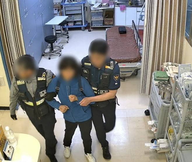 지난 9일 강릉 한 병원 응급실에서 의료진에 흉기 난동을 피운 40대 A씨.(사진=연합뉴스)