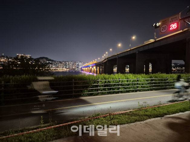 서울 서초구 잠원한강공원에서 한 자전거 라이더가 권장속도 시속 20㎞를 넘어 시속 26㎞로 주행하고 있다. (사진=정윤지 기자)