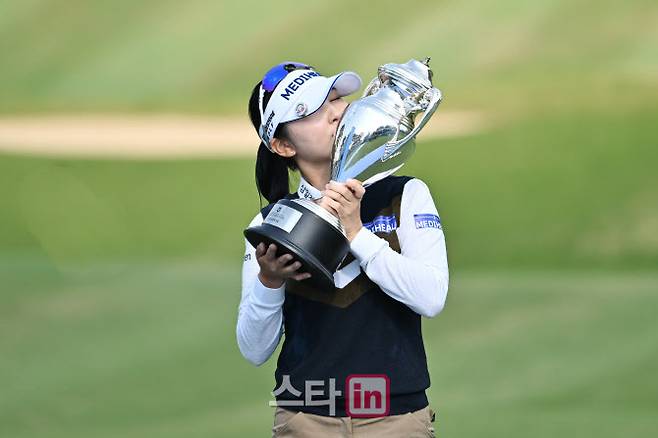 이예원이 우승트로피에 입을 맞추고 있다. (사진=브리지스톤골프)