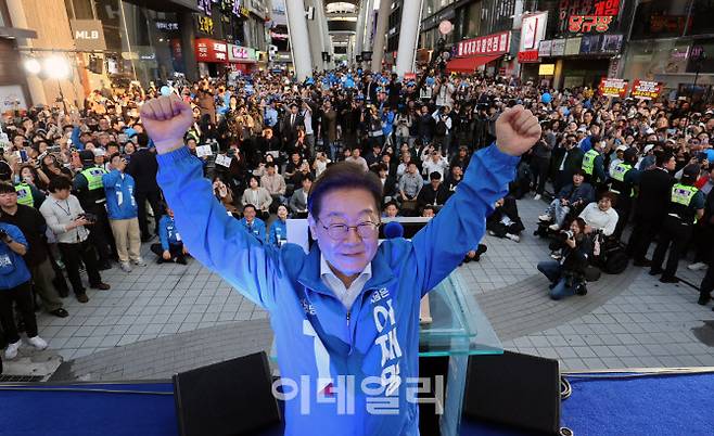 이재명 더불어민주당 대선후보가 제21대 대통령선거 공식 선거운동이 시작된 12일 대전 중구 으능정이거리 스카이로드에서 열린 유세에서 두 손을 들어 보이고 있다.(사진=뉴시스)