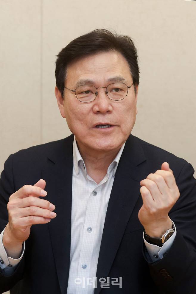 [이데일리 이영훈 기자]최종구 국제금융협력대사가 12일 이데일리와의 인터뷰에서 최근 한국경제 설명회에서 만난 외국인 투자자의 관심사와 의견에 대해 설명하고 있다.